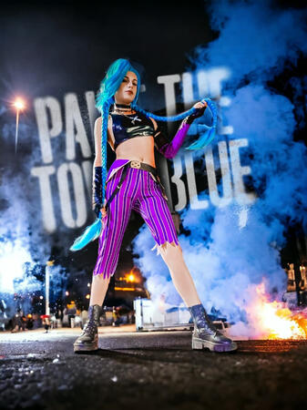 Riot Games colaboró con Cosplayers de todo el mundo para promocionar el lanzamiento de su single 'Paint the Town Blue', y la próxima salida de la segunda temporada de Arcane